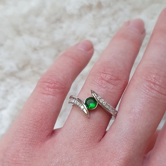 Pretty Small Green Round Diamond Ring - Picture 6 of 7